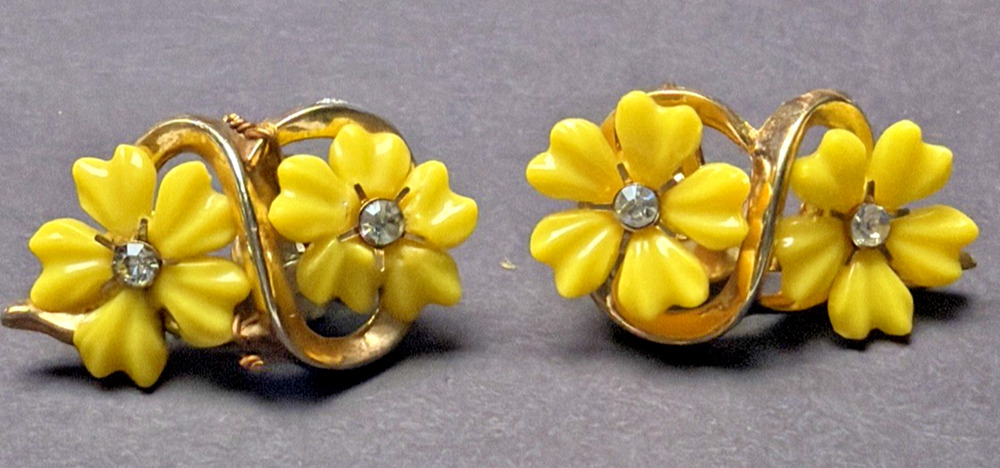 Trifari Yellow Floral Flower Clip On Earrings Rhinestone Center Gold Tone Damage